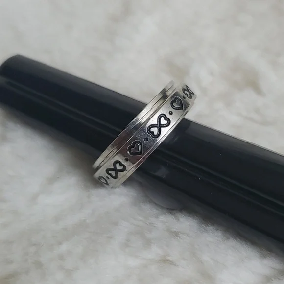 Anxiety Spinner Ring Heart Design Size 9 - Picture 1 of 2